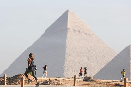 Beim Halbmarathon in Gizeh geht es vorbei an den Pyramiden.