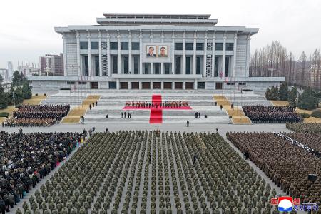 Die von der staatlichen nordkoreanischen Nachrichtenagentur KCNA zur Verfügung gestellte Aufnahme zeigt nach Angaben von KCNA den Machthaber von Nordkorea, Kim Jong Un, bei einer Willkommenszeremonie für das 528. Pionierregiment der Koreanischen Volksarmee, das nach der Erfüllung seines Auftrags im westlichen russischen Gebiet Kursk in die Heimat zurückgekehrt ist. Unabhängige Journalisten hatten keinen Zugang zu dem Ereignis, das auf diesem von der nordkoreanischen Regierung verbreiteten Bild zu sehen ist. 