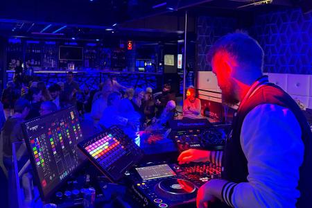 Für die Senioren spielt der DJ Hits aus deren Jugend.