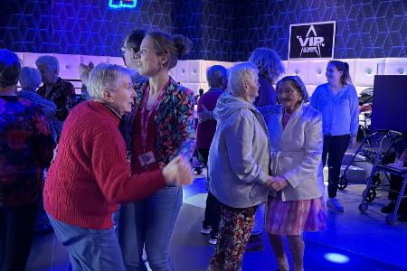 Zu Twist, Walzer, Tango und Polonaise tanzen im Club Jung und Alt miteinander.