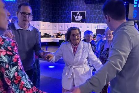 Mathilde Bouhee tanzt mit Betreuern und anderen Heimbewohnern in der Disco.