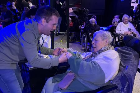 Auch viele Bewohnerinnen und Bewohner im Rollstuhl feiern im Club mit. Eine von ihnen ist Charline Bar.
