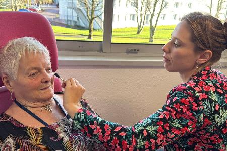 Vor dem Besuch im Club lässt sich Simone Philippe schminken.
