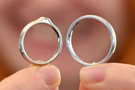 Für Brautpaare sind Trauring aus Platin - wie links zu sehen - eine Alternative. (Archivbild)