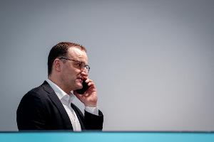 Jens Spahn ist in der Corona-Krise laut einer Untersuchung "gegen den Rat seiner Fachabteilungen" in großem Umfang in die Schutzmasken-Beschaffung eingestiegen. (Archivfoto)