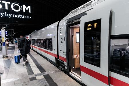 Mit dem neuen Fahrplan hat die Deutsche Bahn auch ein ganz neues Zug-Modell in Betrieb genommen. Auf der Strecke Berlin-Köln werden ab heute neue ICE L eingesetzt. Die Besonderheit: Sie kommen beim Einstieg ohne Treppen aus.