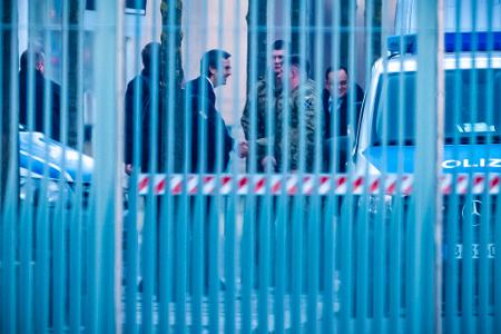 Günter Sautter (l), Außen- und Sicherheitspolitischer Berater von Kanzler Merz, begrüßt einen ukrainischen Gast vor den Ukraine-Beratungen im Kanzleramt. 