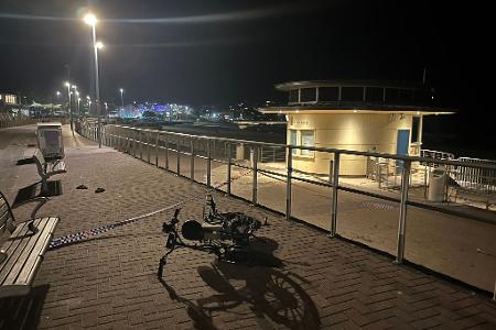 Die Panik der letzten Stunden hat Spuren hinterlassen - in der Eile zurückgelassene Flipflops liegen neben umgestürzten Fahrrädern.