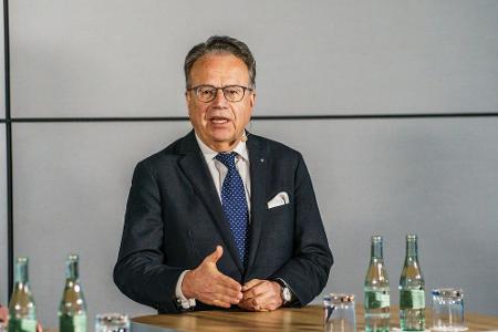 Mit Frank-Jürgen Weise soll dem Gremium an der Spitze ein Vertreter der älteren Generation angehören. Die Co-Vorsitzende, Constanze Janda, ist deutlich jünger. (Archivfoto)