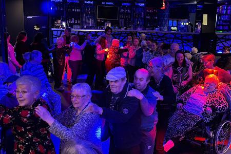 Altenheimbewohnerinnen und Freiwillige tanzen im Club „Le Missyl“. Im französischen Pontivy haben Bewohnerinnen und Bewohner von vier Altenzentren im Club gefeiert.