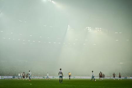 Das Spiel von Hannover 96 gegen den VfL Bochum ist wegen Rauch im Stadion unterbrochen.