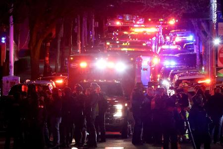 Einsatzkräfte versammeln sich an auf der Waterman Street an der Brown University zu Ermittlungen, nachdem dort Schüsse gefallen waren.