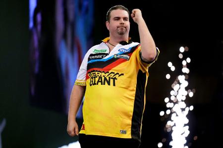 Gabriel Clemens feiert seinen Sieg gegen Alex Spellman bei der Darts-WM in London.