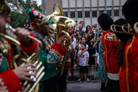 Menschen nehmen an der FelizCidade Weihnachtsparade in Sao Paulo teil.