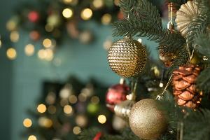 Angesagt: Diese Farben trenden 2025 bei den Weihnachtskugeln