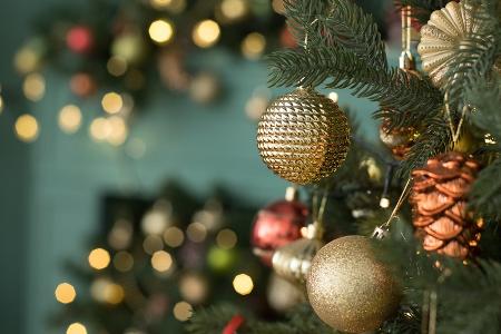 Angesagt: Diese Farben trenden 2025 bei den Weihnachtskugeln