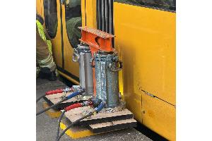 © Feuerwehr Dresden
Schwere hydraulische Heber wurden in Stellung gebracht, um die Straßenbahn anzuheben, damit die Patientin gerettet werden konnte.
