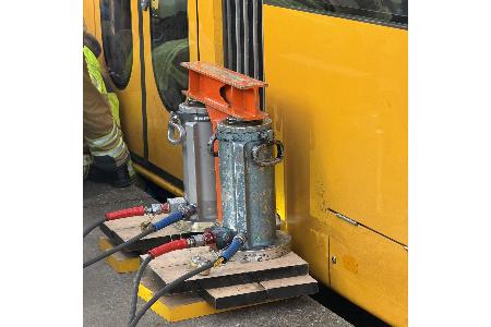 © Feuerwehr Dresden
Schwere hydraulische Heber wurden in Stellung gebracht, um die Straßenbahn anzuheben, damit die Patientin gerettet werden konnte.
