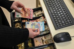 Viele Menschen in Deutschland zahlen am liebsten bar. (Symbolbild)