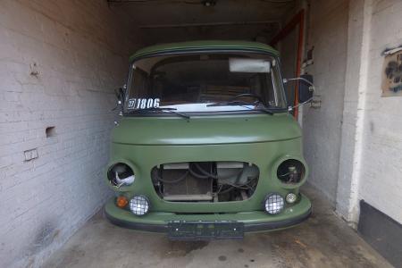 Die Täter entwendeten diverse Fahrzeugteile vom DDR-Kleinbus Barkas B1000.