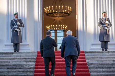 Bundespräsident Frank-Walter Steinmeier (2.v.r) geht neben Wolodymyr Selenskyj, Präsident der Ukraine, vor einem Treffen im Schloss Bellevue in Berlin. 