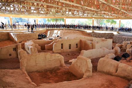 Religiöse und säkulare Würdenträger nehmen an der Eröffnungszeremonie für ein eines Besucherzentrum an der angeblich ältesten Kirchen der Welt in Akaba teil.