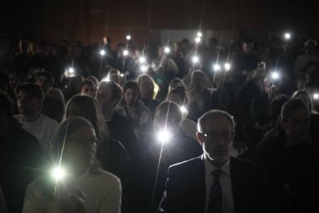 Während der Feierlichkeiten zum jüdischen Chanukka-Fest in Jerusalem leuchten Menschen mit ihren Smartphones zum Gedenken an die Toten am Bondi Beach in Sydney, Australien.