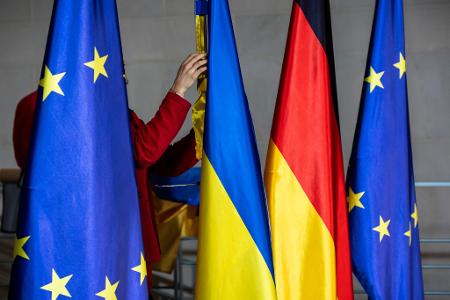 Die Flaggen von Europa, der Ukraine und Deutschland werden zu der Pressekonferenz von Bundeskanzler Merz (CDU) und Selenskyj, Präsident der Ukraine im Kanzleramt aufgebaut. 