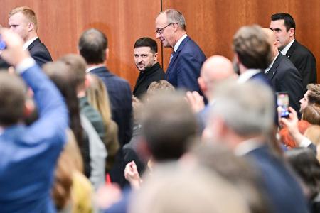 Merz hält bei einem Wirtschaftsforum eine emotionale Rede.