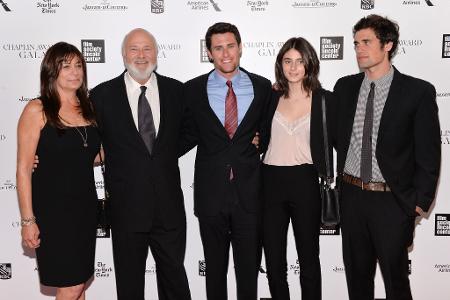 Rob Reiner und Ehefrau Michele (links) sind tot - Nick Reiner (ganz rechts) steht unter Mordverdacht. (Archivbild)