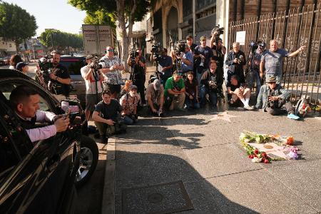 Medienvertreter versammeln sich vor dem Walk of Fame-Stern für Rob Reiner.