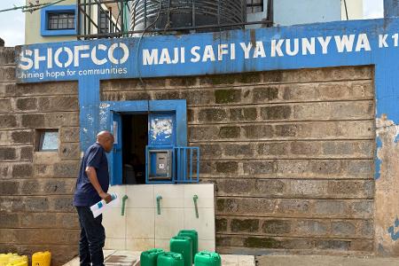 Eine Ausgabestelle der Organisation Shofco für sauberes Trinkwasser in Kibera. (Archivbild)
