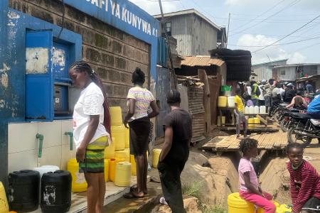 Frauen stehen im Slum Kibera vor einem Wasserkiosk an, um sauberes Trinkwasser zu kaufen. (Archivbild)