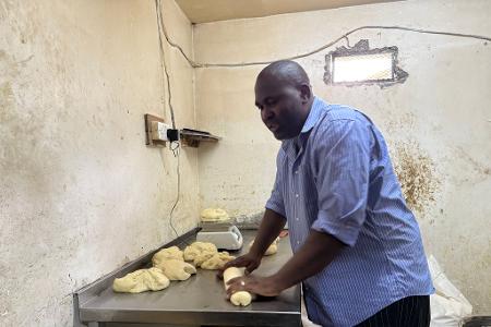 Der Bäcker Greyson Nyenze in seiner Backstube im kenianischen Slum Kibera. (Archivbild)