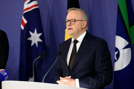 Die Attentäter waren laut Premierminister Albanese anscheinend von der Terrororganisation Islamischer Staat (IS) beeinflusst. 