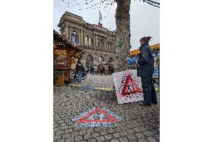Mit löslicher Sprühkreide haben Präventionsexperten des PP Mainz im Innenstadtbereich Warnhinweise vor Taschendieben auf den Boden gesprüht. Foto: Polizei Mainz