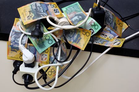 Verlängerungssteckdosen mit australischen Dollars im Kabelgewirr