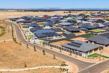 Siedlung in Australien mit vielen Häusern, die Solarpanels auf dem Dach haben.