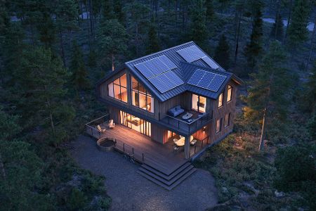 Hell erleuchtetes Haus in der Dämmerung