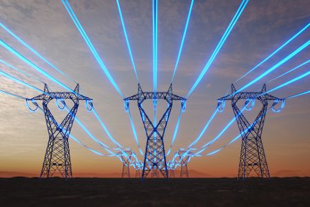 Strommasten mit blau leuchtenden Kabeln