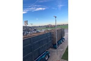 Niederländischer Lkw mit Anhänger hatte Schrott geladen.