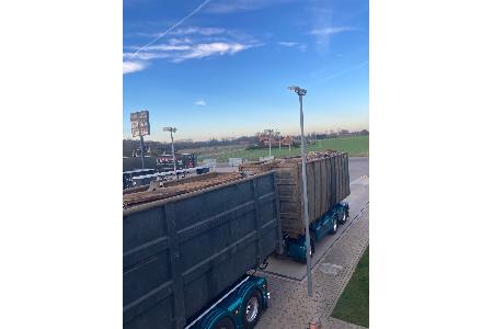 Niederländischer Lkw mit Anhänger hatte Schrott geladen.