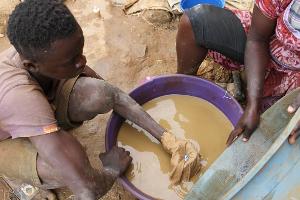 Wer von Kinderarbeit profitiert, soll durch das Gesetz zur Rechenschaft gezogen werden können. (Symbolbild)