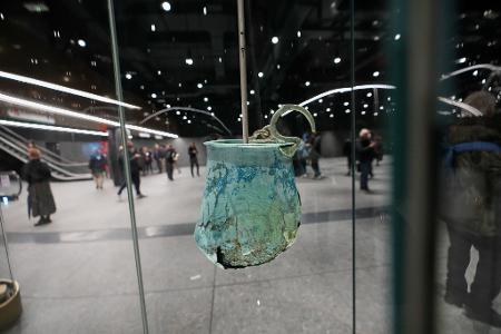 Ein antiker römischer Eimer, mit dem Wasser aus Brunnen geschöpft wurde und der auf das 5. bis 2. Jahrhundert vor Christus datiert wird, ist in der neuen U-Bahn-Station am Kolosseum zu sehen.