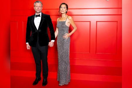 "Emily in Paris"-Premiere: Minnie Driver begeistert in Vintage-Robe