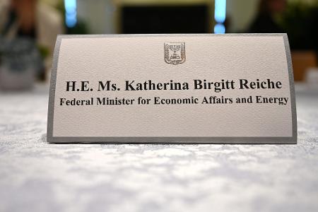 Ein Namensschild kündigt Wirtschaftsministerin Reiche in Israel an