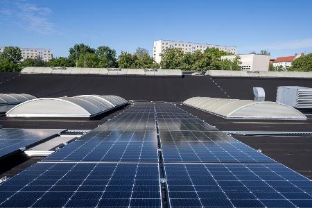 Berlin setzt beim Ausbau der Solarenergie verstärkt auf große Dächer. (Archivfoto)