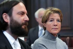 Christina Block sitzt im Gerichtssaal neben ihrem Verteidiger Ingo Bott. 