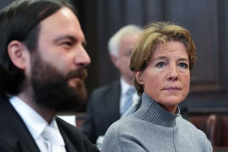 Christina Block sitzt im Gerichtssaal neben ihrem Verteidiger Ingo Bott. 