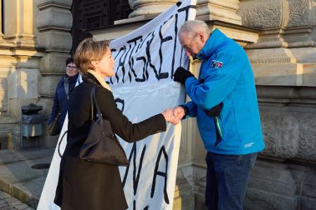 Auch am 26. Verhandlungstag sind Unterstützer von Christina Block zum Landgericht gekommen. 